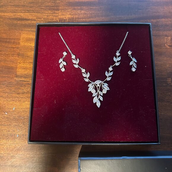 Lucy's Wedding Jewelry (Necklace and Dangling Earrings) - Picture 3 of 3